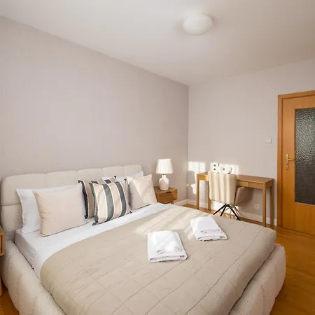 Metro Imielin 2-bedroom By Bookinghost