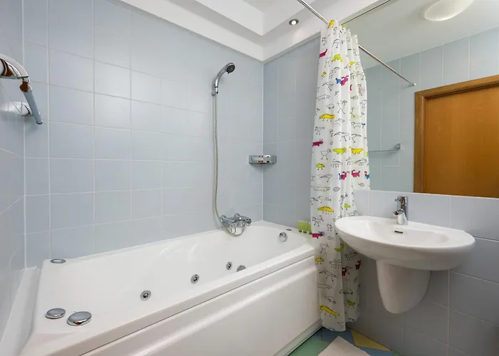 Metro Imielin 2-bedroom By Bookinghost