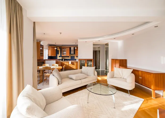 Metro Imielin 2-bedroom By Bookinghost Apartamento