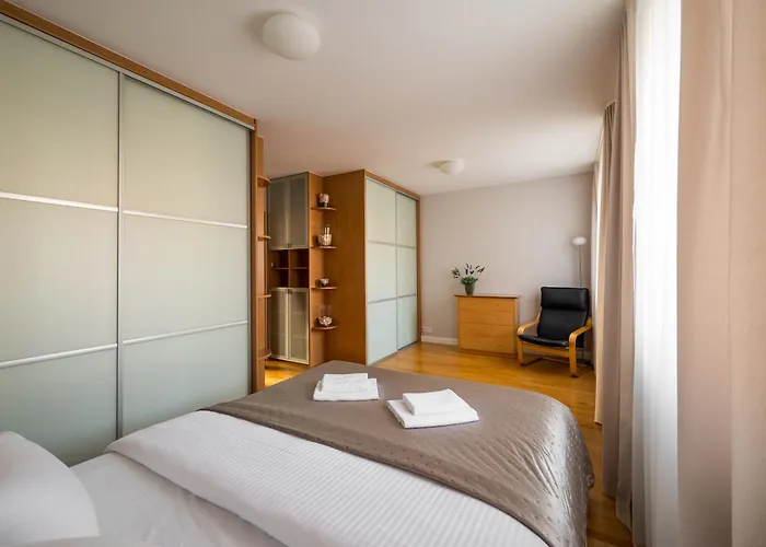 Metro Imielin 2-bedroom By Bookinghost Apartamento