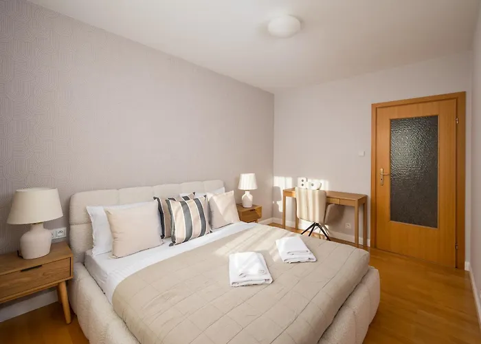 Metro Imielin 2-bedroom By Bookinghost