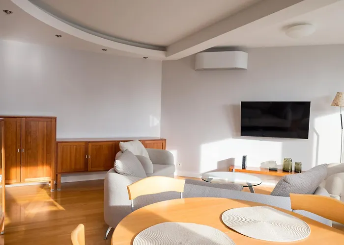 Metro Imielin 2-bedroom By Bookinghost Apartamento