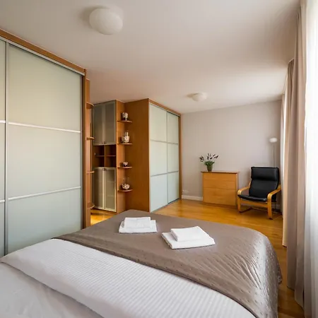 Metro Imielin 2-bedroom By Bookinghost דירה