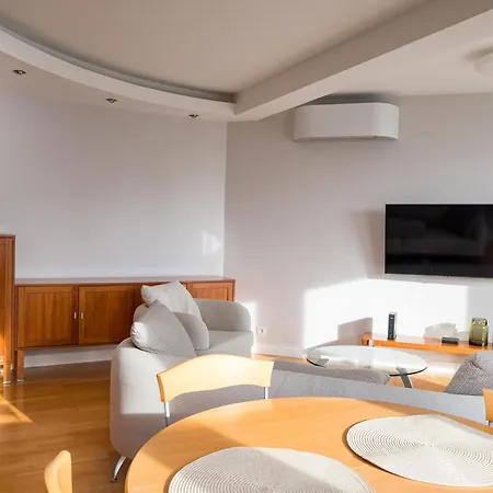 Metro Imielin 2-bedroom By Bookinghost דירה